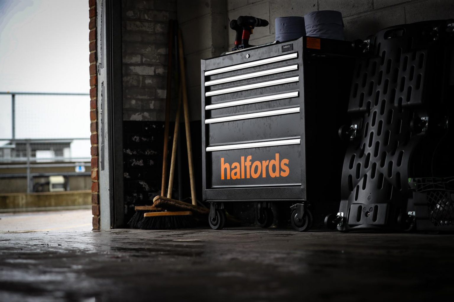 Life in the pitlane Halfords Advanced tools supporting Caterham