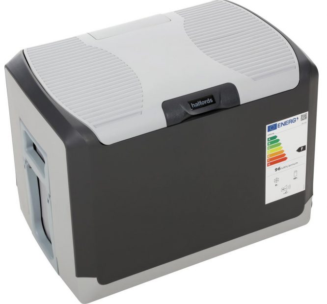 8 hot weather essentials when you’re going for a drive Halfords